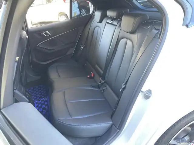 ＢＭＷ １１８ｄ 兵庫県 2022(令4)年 1.9万km アルピンホワイトⅢ 純正ナビ/Bluetooth/FM/AM/バックカメラ/ETC/電動ガラスサンルーフ/インテリジェントセーフティ/車線逸脱警告/ステアリングサポート/車線変更警告/アクティブクルーズコントロール/オートマチックハイビーム/電動リアゲート/パーキングアシスト/後退アシスト/前後クリアランスソナー/レザーシート/D/N パワーシート・シートヒーター/ステアリングスイッチ/プッシュスタート/LEDヘッドライト/フォグランプ/電格ミラー/MTモード付AT/革巻きステアリング/アイドリングストップ/横滑り防止装置/ISOFIX/スペアキー1本/新車時保証書/取扱説明書
