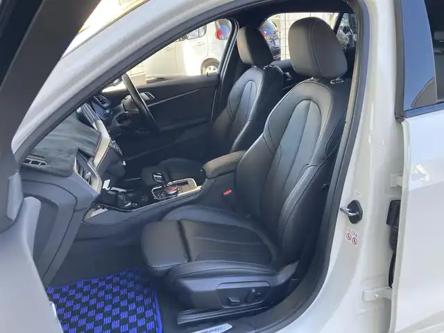 ＢＭＷ １１８ｄ 兵庫県 2022(令4)年 1.9万km アルピンホワイトⅢ 純正ナビ/Bluetooth/FM/AM/バックカメラ/ETC/電動ガラスサンルーフ/インテリジェントセーフティ/車線逸脱警告/ステアリングサポート/車線変更警告/アクティブクルーズコントロール/オートマチックハイビーム/電動リアゲート/パーキングアシスト/後退アシスト/前後クリアランスソナー/レザーシート/D/N パワーシート・シートヒーター/ステアリングスイッチ/プッシュスタート/LEDヘッドライト/フォグランプ/電格ミラー/MTモード付AT/革巻きステアリング/アイドリングストップ/横滑り防止装置/ISOFIX/スペアキー1本/新車時保証書/取扱説明書