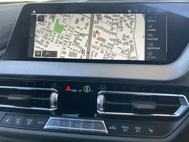 ＢＭＷ １１８ｄ 兵庫県 2022(令4)年 1.9万km アルピンホワイトⅢ 純正ナビ/Bluetooth/FM/AM/バックカメラ/ETC/電動ガラスサンルーフ/インテリジェントセーフティ/車線逸脱警告/ステアリングサポート/車線変更警告/アクティブクルーズコントロール/オートマチックハイビーム/電動リアゲート/パーキングアシスト/後退アシスト/前後クリアランスソナー/レザーシート/D/N パワーシート・シートヒーター/ステアリングスイッチ/プッシュスタート/LEDヘッドライト/フォグランプ/電格ミラー/MTモード付AT/革巻きステアリング/アイドリングストップ/横滑り防止装置/ISOFIX/スペアキー1本/新車時保証書/取扱説明書