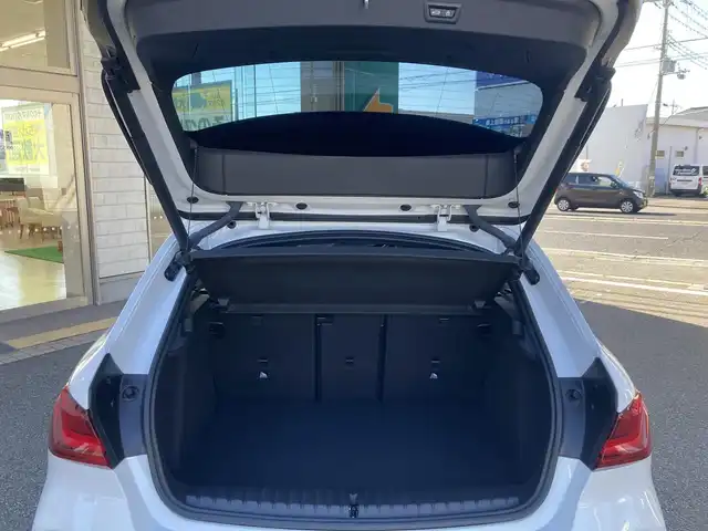 ＢＭＷ １１８ｄ 兵庫県 2022(令4)年 1.9万km アルピンホワイトⅢ 純正ナビ/Bluetooth/FM/AM/バックカメラ/ETC/電動ガラスサンルーフ/インテリジェントセーフティ/車線逸脱警告/ステアリングサポート/車線変更警告/アクティブクルーズコントロール/オートマチックハイビーム/電動リアゲート/パーキングアシスト/後退アシスト/前後クリアランスソナー/レザーシート/D/N パワーシート・シートヒーター/ステアリングスイッチ/プッシュスタート/LEDヘッドライト/フォグランプ/電格ミラー/MTモード付AT/革巻きステアリング/アイドリングストップ/横滑り防止装置/ISOFIX/スペアキー1本/新車時保証書/取扱説明書