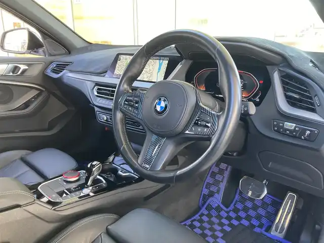 ＢＭＷ １１８ｄ 兵庫県 2022(令4)年 1.9万km アルピンホワイトⅢ 純正ナビ/Bluetooth/FM/AM/バックカメラ/ETC/電動ガラスサンルーフ/インテリジェントセーフティ/車線逸脱警告/ステアリングサポート/車線変更警告/アクティブクルーズコントロール/オートマチックハイビーム/電動リアゲート/パーキングアシスト/後退アシスト/前後クリアランスソナー/レザーシート/D/N パワーシート・シートヒーター/ステアリングスイッチ/プッシュスタート/LEDヘッドライト/フォグランプ/電格ミラー/MTモード付AT/革巻きステアリング/アイドリングストップ/横滑り防止装置/ISOFIX/スペアキー1本/新車時保証書/取扱説明書