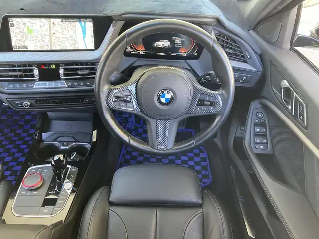 ＢＭＷ １１８ｄ 兵庫県 2022(令4)年 1.9万km アルピンホワイトⅢ 純正ナビ/Bluetooth/FM/AM/バックカメラ/ETC/電動ガラスサンルーフ/インテリジェントセーフティ/車線逸脱警告/ステアリングサポート/車線変更警告/アクティブクルーズコントロール/オートマチックハイビーム/電動リアゲート/パーキングアシスト/後退アシスト/前後クリアランスソナー/レザーシート/D/N パワーシート・シートヒーター/ステアリングスイッチ/プッシュスタート/LEDヘッドライト/フォグランプ/電格ミラー/MTモード付AT/革巻きステアリング/アイドリングストップ/横滑り防止装置/ISOFIX/スペアキー1本/新車時保証書/取扱説明書