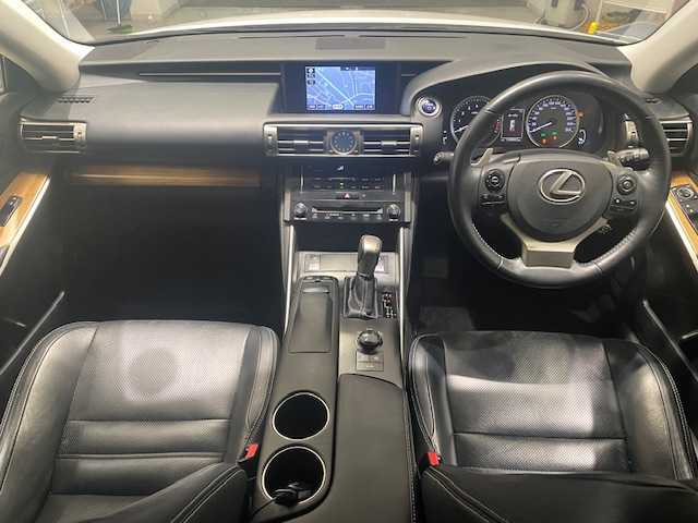 レクサス ＩＳ 300h バージョンL 宮城県 2013(平25)年 12万km ホワイトパールクリスタルシャイン レクサスセーフティー/・BSM/・衝突軽減ブレーキ/・車線逸脱警報/純正ナビ/・フルセグ・BT/CD/DVD/・バックカメラ/・ビルトインETC/・ドライブレコーダー/クルーズコントロール/コーナーセンサー/革巻きステアリング/・ステアリングリモコン/・ステアリングヒーター/本革シート/・シートヒーター(運転席/助手席)/・エアシート(運転席/助手席)/・パワーシート(運転席/助手席)/・シートメモリー(運転席)/プッシュスタート/・スマートキー/LEDヘッドライト/・オートライト/・フォグライト/リアシェード/冬タイヤ積み込み