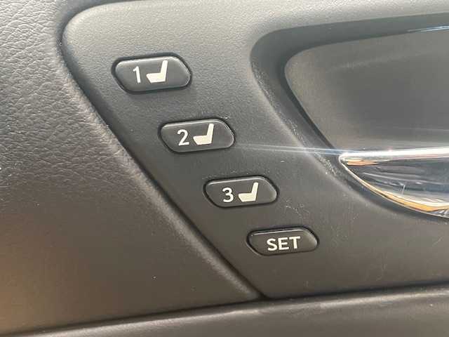 レクサス ＩＳ 300h バージョンL 宮城県 2013(平25)年 12万km ホワイトパールクリスタルシャイン レクサスセーフティー/・BSM/・衝突軽減ブレーキ/・車線逸脱警報/純正ナビ/・フルセグ・BT/CD/DVD/・バックカメラ/・ビルトインETC/・ドライブレコーダー/クルーズコントロール/コーナーセンサー/革巻きステアリング/・ステアリングリモコン/・ステアリングヒーター/本革シート/・シートヒーター(運転席/助手席)/・エアシート(運転席/助手席)/・パワーシート(運転席/助手席)/・シートメモリー(運転席)/プッシュスタート/・スマートキー/LEDヘッドライト/・オートライト/・フォグライト/リアシェード/冬タイヤ積み込み