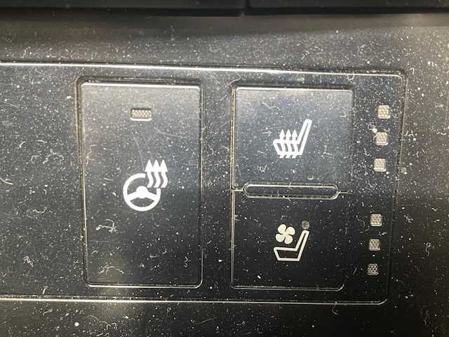 レクサス ＩＳ 300h バージョンL 宮城県 2013(平25)年 12万km ホワイトパールクリスタルシャイン レクサスセーフティー/・BSM/・衝突軽減ブレーキ/・車線逸脱警報/純正ナビ/・フルセグ・BT/CD/DVD/・バックカメラ/・ビルトインETC/・ドライブレコーダー/クルーズコントロール/コーナーセンサー/革巻きステアリング/・ステアリングリモコン/・ステアリングヒーター/本革シート/・シートヒーター(運転席/助手席)/・エアシート(運転席/助手席)/・パワーシート(運転席/助手席)/・シートメモリー(運転席)/プッシュスタート/・スマートキー/LEDヘッドライト/・オートライト/・フォグライト/リアシェード/冬タイヤ積み込み