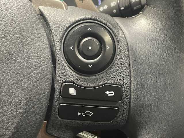 レクサス ＩＳ 300h バージョンL 宮城県 2013(平25)年 12万km ホワイトパールクリスタルシャイン レクサスセーフティー/・BSM/・衝突軽減ブレーキ/・車線逸脱警報/純正ナビ/・フルセグ・BT/CD/DVD/・バックカメラ/・ビルトインETC/・ドライブレコーダー/クルーズコントロール/コーナーセンサー/革巻きステアリング/・ステアリングリモコン/・ステアリングヒーター/本革シート/・シートヒーター(運転席/助手席)/・エアシート(運転席/助手席)/・パワーシート(運転席/助手席)/・シートメモリー(運転席)/プッシュスタート/・スマートキー/LEDヘッドライト/・オートライト/・フォグライト/リアシェード/冬タイヤ積み込み