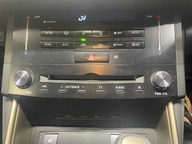 レクサス ＩＳ 300h バージョンL 宮城県 2013(平25)年 12万km ホワイトパールクリスタルシャイン レクサスセーフティー/・BSM/・衝突軽減ブレーキ/・車線逸脱警報/純正ナビ/・フルセグ・BT/CD/DVD/・バックカメラ/・ビルトインETC/・ドライブレコーダー/クルーズコントロール/コーナーセンサー/革巻きステアリング/・ステアリングリモコン/・ステアリングヒーター/本革シート/・シートヒーター(運転席/助手席)/・エアシート(運転席/助手席)/・パワーシート(運転席/助手席)/・シートメモリー(運転席)/プッシュスタート/・スマートキー/LEDヘッドライト/・オートライト/・フォグライト/リアシェード/冬タイヤ積み込み