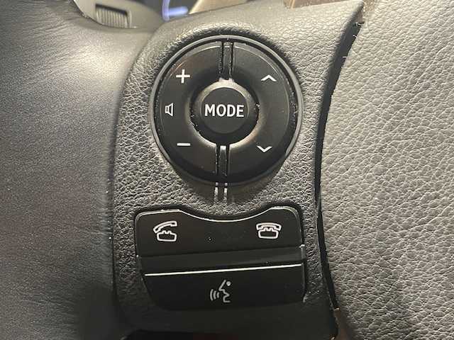 レクサス ＩＳ 300h バージョンL 宮城県 2013(平25)年 12万km ホワイトパールクリスタルシャイン レクサスセーフティー/・BSM/・衝突軽減ブレーキ/・車線逸脱警報/純正ナビ/・フルセグ・BT/CD/DVD/・バックカメラ/・ビルトインETC/・ドライブレコーダー/クルーズコントロール/コーナーセンサー/革巻きステアリング/・ステアリングリモコン/・ステアリングヒーター/本革シート/・シートヒーター(運転席/助手席)/・エアシート(運転席/助手席)/・パワーシート(運転席/助手席)/・シートメモリー(運転席)/プッシュスタート/・スマートキー/LEDヘッドライト/・オートライト/・フォグライト/リアシェード/冬タイヤ積み込み