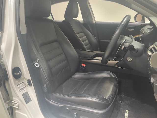 レクサス ＩＳ 300h バージョンL 宮城県 2013(平25)年 12万km ホワイトパールクリスタルシャイン レクサスセーフティー/・BSM/・衝突軽減ブレーキ/・車線逸脱警報/純正ナビ/・フルセグ・BT/CD/DVD/・バックカメラ/・ビルトインETC/・ドライブレコーダー/クルーズコントロール/コーナーセンサー/革巻きステアリング/・ステアリングリモコン/・ステアリングヒーター/本革シート/・シートヒーター(運転席/助手席)/・エアシート(運転席/助手席)/・パワーシート(運転席/助手席)/・シートメモリー(運転席)/プッシュスタート/・スマートキー/LEDヘッドライト/・オートライト/・フォグライト/リアシェード/冬タイヤ積み込み