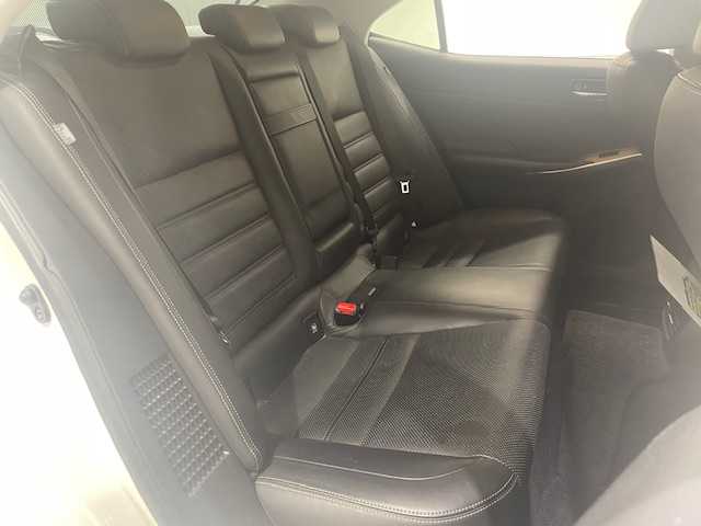 レクサス ＩＳ 300h バージョンL 宮城県 2013(平25)年 12万km ホワイトパールクリスタルシャイン レクサスセーフティー/・BSM/・衝突軽減ブレーキ/・車線逸脱警報/純正ナビ/・フルセグ・BT/CD/DVD/・バックカメラ/・ビルトインETC/・ドライブレコーダー/クルーズコントロール/コーナーセンサー/革巻きステアリング/・ステアリングリモコン/・ステアリングヒーター/本革シート/・シートヒーター(運転席/助手席)/・エアシート(運転席/助手席)/・パワーシート(運転席/助手席)/・シートメモリー(運転席)/プッシュスタート/・スマートキー/LEDヘッドライト/・オートライト/・フォグライト/リアシェード/冬タイヤ積み込み