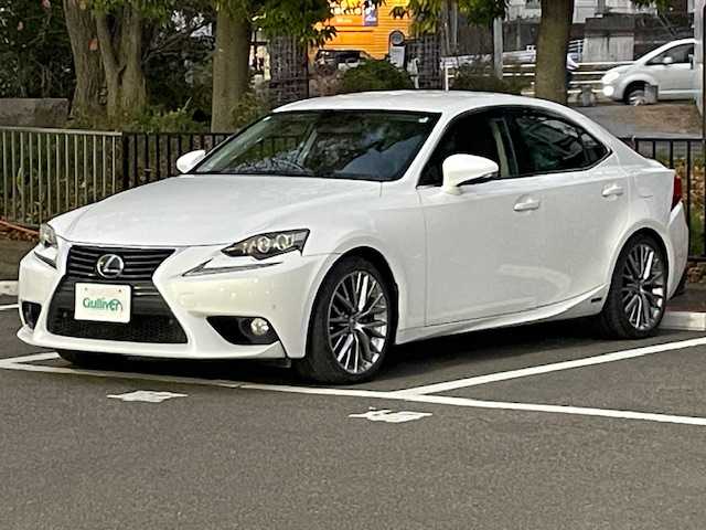 レクサス ＩＳ 300h バージョンL 宮城県 2013(平25)年 12万km ホワイトパールクリスタルシャイン レクサスセーフティー/・BSM/・衝突軽減ブレーキ/・車線逸脱警報/純正ナビ/・フルセグ・BT/CD/DVD/・バックカメラ/・ビルトインETC/・ドライブレコーダー/クルーズコントロール/コーナーセンサー/革巻きステアリング/・ステアリングリモコン/・ステアリングヒーター/本革シート/・シートヒーター(運転席/助手席)/・エアシート(運転席/助手席)/・パワーシート(運転席/助手席)/・シートメモリー(運転席)/プッシュスタート/・スマートキー/LEDヘッドライト/・オートライト/・フォグライト/リアシェード/冬タイヤ積み込み