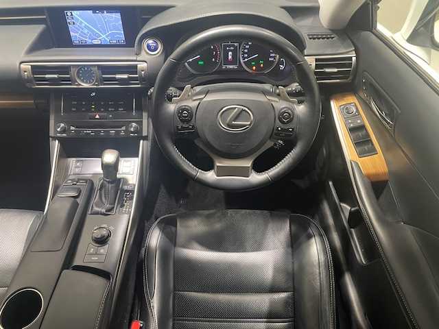 レクサス ＩＳ 300h バージョンL 宮城県 2013(平25)年 12万km ホワイトパールクリスタルシャイン レクサスセーフティー/・BSM/・衝突軽減ブレーキ/・車線逸脱警報/純正ナビ/・フルセグ・BT/CD/DVD/・バックカメラ/・ビルトインETC/・ドライブレコーダー/クルーズコントロール/コーナーセンサー/革巻きステアリング/・ステアリングリモコン/・ステアリングヒーター/本革シート/・シートヒーター(運転席/助手席)/・エアシート(運転席/助手席)/・パワーシート(運転席/助手席)/・シートメモリー(運転席)/プッシュスタート/・スマートキー/LEDヘッドライト/・オートライト/・フォグライト/リアシェード/冬タイヤ積み込み