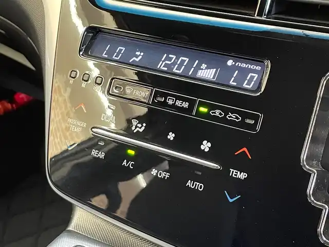 トヨタ エスティマ ハイブリッド アエラス 岩手県 2017(平29)年 8.3万km シルバーM ４WD/両側パワースライドドア/トヨタセーフティセンス/プリクラッシュセーフティ/クルーズコントロール/レーンアシスト/先行車発進お知らせ機能/パワーバックドア/パワーシート/オートハイビーム/社外ナビ（CD DVD Bluetooth）/横滑り防止装置/LEDヘッドライト/AC100V1500W/バックカメラ/ドライブレコーダー/ETC/アイドリングストップ/社外１７インチアルミホイール/３列シート/オートライト