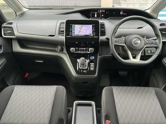 日産 セレナ e－パワー ハイウェイスター V 広島県 2021(令3)年 2.1万km ブリリアントホワイトパール プロパイロット/純正ナビ/Bluetooth/SD/CD/DVD/AUX/フルセグTV/純正フリップダウンモニター/アランドビューモニター/デジタルインナーミラー /ETC/前方ドライブレコーダー/レーダークルーズコントロール/ブラインドスポットモニター/両側パワースライドドア/LEDヘッドライト/フォグランプ/オートマチックハイビーム/純正16インチアルミホイール/純正フロアマット/純正ドアバイザー/スペアキー1本/スマートキー