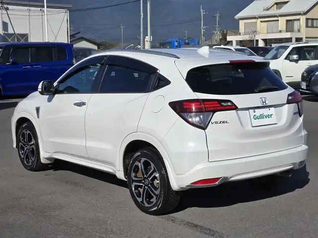 ホンダ ヴェゼル ハイブリッド Z 鹿児島県 2014(平26)年 5.6万km ホワイトオーキッドパール アダプティブクルーズコントロール　/パドルシフト　/ＥＴＣ　/社外ＳＤナビ（ＭＤＶ－Ｚ７０１）　/Ｂｌｕｅｔｏｏｔｈオーディオ　/フルセグテレビ　/バックカメラ　/ＭＴモード付きＡＴ　/Ｄ＋Ｎ席ヒートシーター/ハーフレザーシート/アルミルーフレール/LEDヘッドライト/純正アルミホイール(17インチ)/横滑り防止装置/プッシュスタート/スマートキー/エアバック(W+サイド)/カーテンエアバッグ