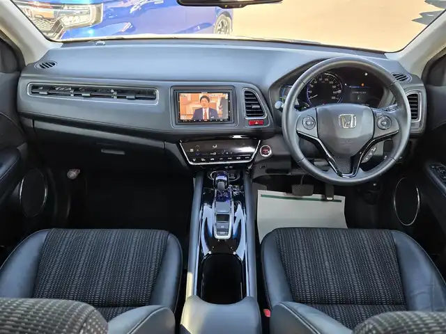 ホンダ ヴェゼル ハイブリッド Z 鹿児島県 2014(平26)年 5.6万km ホワイトオーキッドパール アダプティブクルーズコントロール　/パドルシフト　/ＥＴＣ　/社外ＳＤナビ（ＭＤＶ－Ｚ７０１）　/Ｂｌｕｅｔｏｏｔｈオーディオ　/フルセグテレビ　/バックカメラ　/ＭＴモード付きＡＴ　/Ｄ＋Ｎ席ヒートシーター/ハーフレザーシート/アルミルーフレール/LEDヘッドライト/純正アルミホイール(17インチ)/横滑り防止装置/プッシュスタート/スマートキー/エアバック(W+サイド)/カーテンエアバッグ