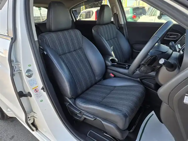 ホンダ ヴェゼル ハイブリッド Z 鹿児島県 2014(平26)年 5.6万km ホワイトオーキッドパール アダプティブクルーズコントロール　/パドルシフト　/ＥＴＣ　/社外ＳＤナビ（ＭＤＶ－Ｚ７０１）　/Ｂｌｕｅｔｏｏｔｈオーディオ　/フルセグテレビ　/バックカメラ　/ＭＴモード付きＡＴ　/Ｄ＋Ｎ席ヒートシーター/ハーフレザーシート/アルミルーフレール/LEDヘッドライト/純正アルミホイール(17インチ)/横滑り防止装置/プッシュスタート/スマートキー/エアバック(W+サイド)/カーテンエアバッグ