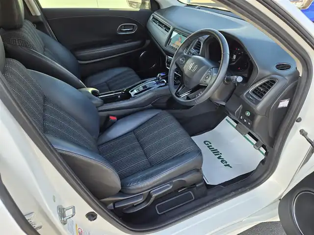 ホンダ ヴェゼル ハイブリッド Z 鹿児島県 2014(平26)年 5.6万km ホワイトオーキッドパール アダプティブクルーズコントロール　/パドルシフト　/ＥＴＣ　/社外ＳＤナビ（ＭＤＶ－Ｚ７０１）　/Ｂｌｕｅｔｏｏｔｈオーディオ　/フルセグテレビ　/バックカメラ　/ＭＴモード付きＡＴ　/Ｄ＋Ｎ席ヒートシーター/ハーフレザーシート/アルミルーフレール/LEDヘッドライト/純正アルミホイール(17インチ)/横滑り防止装置/プッシュスタート/スマートキー/エアバック(W+サイド)/カーテンエアバッグ