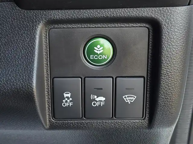 ホンダ ヴェゼル ハイブリッド Z 鹿児島県 2014(平26)年 5.6万km ホワイトオーキッドパール アダプティブクルーズコントロール　/パドルシフト　/ＥＴＣ　/社外ＳＤナビ（ＭＤＶ－Ｚ７０１）　/Ｂｌｕｅｔｏｏｔｈオーディオ　/フルセグテレビ　/バックカメラ　/ＭＴモード付きＡＴ　/Ｄ＋Ｎ席ヒートシーター/ハーフレザーシート/アルミルーフレール/LEDヘッドライト/純正アルミホイール(17インチ)/横滑り防止装置/プッシュスタート/スマートキー/エアバック(W+サイド)/カーテンエアバッグ