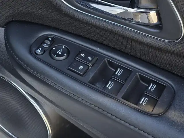 ホンダ ヴェゼル ハイブリッド Z 鹿児島県 2014(平26)年 5.6万km ホワイトオーキッドパール アダプティブクルーズコントロール　/パドルシフト　/ＥＴＣ　/社外ＳＤナビ（ＭＤＶ－Ｚ７０１）　/Ｂｌｕｅｔｏｏｔｈオーディオ　/フルセグテレビ　/バックカメラ　/ＭＴモード付きＡＴ　/Ｄ＋Ｎ席ヒートシーター/ハーフレザーシート/アルミルーフレール/LEDヘッドライト/純正アルミホイール(17インチ)/横滑り防止装置/プッシュスタート/スマートキー/エアバック(W+サイド)/カーテンエアバッグ