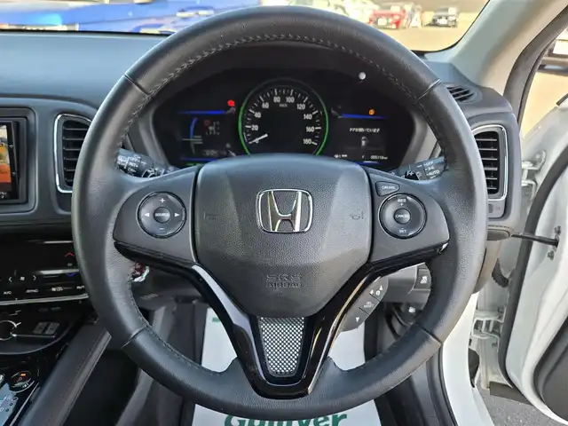 ホンダ ヴェゼル ハイブリッド Z 鹿児島県 2014(平26)年 5.6万km ホワイトオーキッドパール アダプティブクルーズコントロール　/パドルシフト　/ＥＴＣ　/社外ＳＤナビ（ＭＤＶ－Ｚ７０１）　/Ｂｌｕｅｔｏｏｔｈオーディオ　/フルセグテレビ　/バックカメラ　/ＭＴモード付きＡＴ　/Ｄ＋Ｎ席ヒートシーター/ハーフレザーシート/アルミルーフレール/LEDヘッドライト/純正アルミホイール(17インチ)/横滑り防止装置/プッシュスタート/スマートキー/エアバック(W+サイド)/カーテンエアバッグ