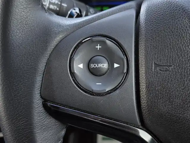 ホンダ ヴェゼル ハイブリッド Z 鹿児島県 2014(平26)年 5.6万km ホワイトオーキッドパール アダプティブクルーズコントロール　/パドルシフト　/ＥＴＣ　/社外ＳＤナビ（ＭＤＶ－Ｚ７０１）　/Ｂｌｕｅｔｏｏｔｈオーディオ　/フルセグテレビ　/バックカメラ　/ＭＴモード付きＡＴ　/Ｄ＋Ｎ席ヒートシーター/ハーフレザーシート/アルミルーフレール/LEDヘッドライト/純正アルミホイール(17インチ)/横滑り防止装置/プッシュスタート/スマートキー/エアバック(W+サイド)/カーテンエアバッグ