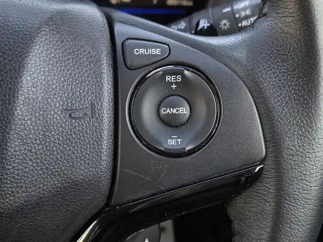 ホンダ ヴェゼル ハイブリッド Z 鹿児島県 2014(平26)年 5.6万km ホワイトオーキッドパール アダプティブクルーズコントロール　/パドルシフト　/ＥＴＣ　/社外ＳＤナビ（ＭＤＶ－Ｚ７０１）　/Ｂｌｕｅｔｏｏｔｈオーディオ　/フルセグテレビ　/バックカメラ　/ＭＴモード付きＡＴ　/Ｄ＋Ｎ席ヒートシーター/ハーフレザーシート/アルミルーフレール/LEDヘッドライト/純正アルミホイール(17インチ)/横滑り防止装置/プッシュスタート/スマートキー/エアバック(W+サイド)/カーテンエアバッグ