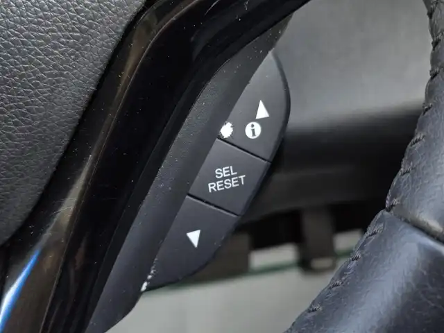 ホンダ ヴェゼル ハイブリッド Z 鹿児島県 2014(平26)年 5.6万km ホワイトオーキッドパール アダプティブクルーズコントロール　/パドルシフト　/ＥＴＣ　/社外ＳＤナビ（ＭＤＶ－Ｚ７０１）　/Ｂｌｕｅｔｏｏｔｈオーディオ　/フルセグテレビ　/バックカメラ　/ＭＴモード付きＡＴ　/Ｄ＋Ｎ席ヒートシーター/ハーフレザーシート/アルミルーフレール/LEDヘッドライト/純正アルミホイール(17インチ)/横滑り防止装置/プッシュスタート/スマートキー/エアバック(W+サイド)/カーテンエアバッグ