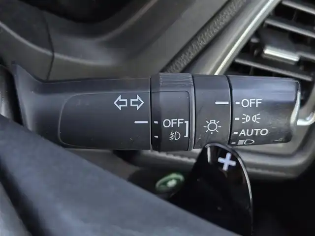 ホンダ ヴェゼル ハイブリッド Z 鹿児島県 2014(平26)年 5.6万km ホワイトオーキッドパール アダプティブクルーズコントロール　/パドルシフト　/ＥＴＣ　/社外ＳＤナビ（ＭＤＶ－Ｚ７０１）　/Ｂｌｕｅｔｏｏｔｈオーディオ　/フルセグテレビ　/バックカメラ　/ＭＴモード付きＡＴ　/Ｄ＋Ｎ席ヒートシーター/ハーフレザーシート/アルミルーフレール/LEDヘッドライト/純正アルミホイール(17インチ)/横滑り防止装置/プッシュスタート/スマートキー/エアバック(W+サイド)/カーテンエアバッグ