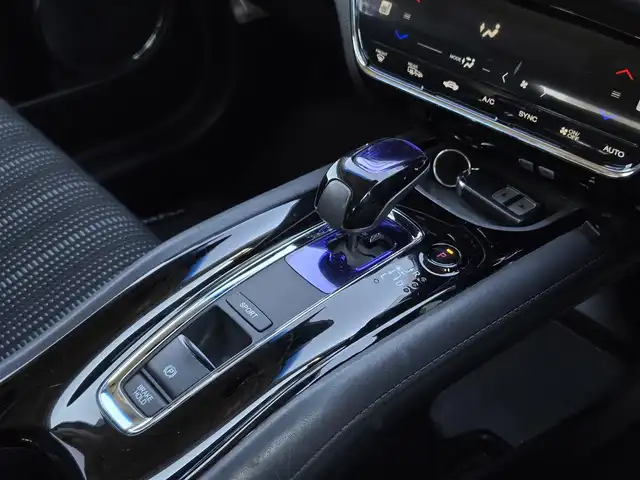 ホンダ ヴェゼル ハイブリッド Z 鹿児島県 2014(平26)年 5.6万km ホワイトオーキッドパール アダプティブクルーズコントロール　/パドルシフト　/ＥＴＣ　/社外ＳＤナビ（ＭＤＶ－Ｚ７０１）　/Ｂｌｕｅｔｏｏｔｈオーディオ　/フルセグテレビ　/バックカメラ　/ＭＴモード付きＡＴ　/Ｄ＋Ｎ席ヒートシーター/ハーフレザーシート/アルミルーフレール/LEDヘッドライト/純正アルミホイール(17インチ)/横滑り防止装置/プッシュスタート/スマートキー/エアバック(W+サイド)/カーテンエアバッグ