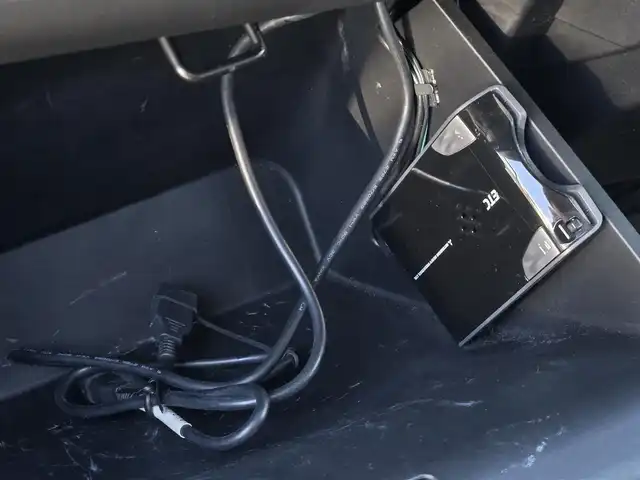 ホンダ ヴェゼル ハイブリッド Z 鹿児島県 2014(平26)年 5.6万km ホワイトオーキッドパール アダプティブクルーズコントロール　/パドルシフト　/ＥＴＣ　/社外ＳＤナビ（ＭＤＶ－Ｚ７０１）　/Ｂｌｕｅｔｏｏｔｈオーディオ　/フルセグテレビ　/バックカメラ　/ＭＴモード付きＡＴ　/Ｄ＋Ｎ席ヒートシーター/ハーフレザーシート/アルミルーフレール/LEDヘッドライト/純正アルミホイール(17インチ)/横滑り防止装置/プッシュスタート/スマートキー/エアバック(W+サイド)/カーテンエアバッグ