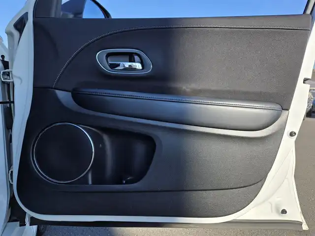 ホンダ ヴェゼル ハイブリッド Z 鹿児島県 2014(平26)年 5.6万km ホワイトオーキッドパール アダプティブクルーズコントロール　/パドルシフト　/ＥＴＣ　/社外ＳＤナビ（ＭＤＶ－Ｚ７０１）　/Ｂｌｕｅｔｏｏｔｈオーディオ　/フルセグテレビ　/バックカメラ　/ＭＴモード付きＡＴ　/Ｄ＋Ｎ席ヒートシーター/ハーフレザーシート/アルミルーフレール/LEDヘッドライト/純正アルミホイール(17インチ)/横滑り防止装置/プッシュスタート/スマートキー/エアバック(W+サイド)/カーテンエアバッグ