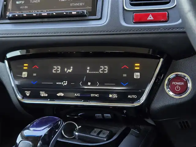 ホンダ ヴェゼル ハイブリッド Z 鹿児島県 2014(平26)年 5.6万km ホワイトオーキッドパール アダプティブクルーズコントロール　/パドルシフト　/ＥＴＣ　/社外ＳＤナビ（ＭＤＶ－Ｚ７０１）　/Ｂｌｕｅｔｏｏｔｈオーディオ　/フルセグテレビ　/バックカメラ　/ＭＴモード付きＡＴ　/Ｄ＋Ｎ席ヒートシーター/ハーフレザーシート/アルミルーフレール/LEDヘッドライト/純正アルミホイール(17インチ)/横滑り防止装置/プッシュスタート/スマートキー/エアバック(W+サイド)/カーテンエアバッグ