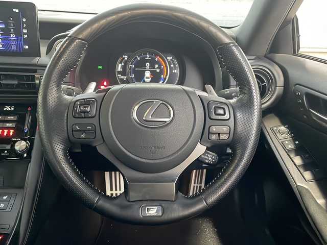 レクサス ＩＳ 300 Fスポーツ モードブラックⅢ 愛知県 2023(令5)年 1.8万km グレー ワンオーナー/メーカー純正ナビ/【フルセグ・DVD再生可・CD・Bluetooth】/バックカメラ/全周囲カメラ/ビルトインETC2.0/Lexus Safety System＋/【プリクラッシュセーフティ・レーントレーシングアシスト・ロードサインアシスト・全車速追従機能付きレーダークルーズコントロール・先行車発進告知機能・ドライバー異常時対応システム・ブラインドスポットモニター・パーキングサポートアラート/クリアランスソナー】/横滑り防止機能/パドルシフト/前席パワーシート・シートヒーター・エアーシート/運転席メモリーシート/プッシュスタート/スマートキー/スペアキー・カード型キーあり/アイドリングストップ/ステアリングスイッチ/オートライト/純正フロアマット/新車保証書/取扱説明書