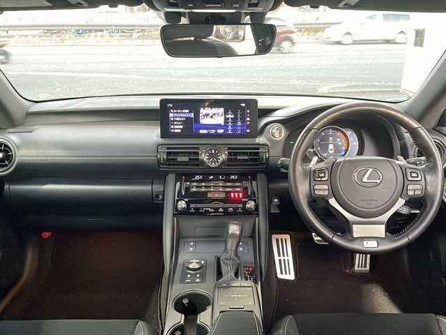 レクサス ＩＳ 300 Fスポーツ モードブラックⅢ 愛知県 2023(令5)年 1.8万km グレー ワンオーナー/メーカー純正ナビ/【フルセグ・DVD再生可・CD・Bluetooth】/バックカメラ/全周囲カメラ/ビルトインETC2.0/Lexus Safety System＋/【プリクラッシュセーフティ・レーントレーシングアシスト・ロードサインアシスト・全車速追従機能付きレーダークルーズコントロール・先行車発進告知機能・ドライバー異常時対応システム・ブラインドスポットモニター・パーキングサポートアラート/クリアランスソナー】/横滑り防止機能/パドルシフト/前席パワーシート・シートヒーター・エアーシート/運転席メモリーシート/プッシュスタート/スマートキー/スペアキー・カード型キーあり/アイドリングストップ/ステアリングスイッチ/オートライト/純正フロアマット/新車保証書/取扱説明書