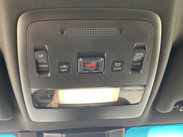 トヨタ クラウン ハイブリッド S Cパッケージ 沖縄県 2018(平30)年 7.2万km ブラック 純正ナビ/（フルセグTV　Ｂｌｕｅｔｏｏｔｈ　CD　DVD）/バックカメラ/ＥＴＣ/ＬＥＤヘッドライト/ブラインドスポットモニター/ヘッドアップディスプレイ/レーダークルーズコントロール/トヨタセーフティセンス/サンルーフ/プッシュスタート/スマートキー/オートライト/純正アルミホイール/パワーシート/シートヒーター