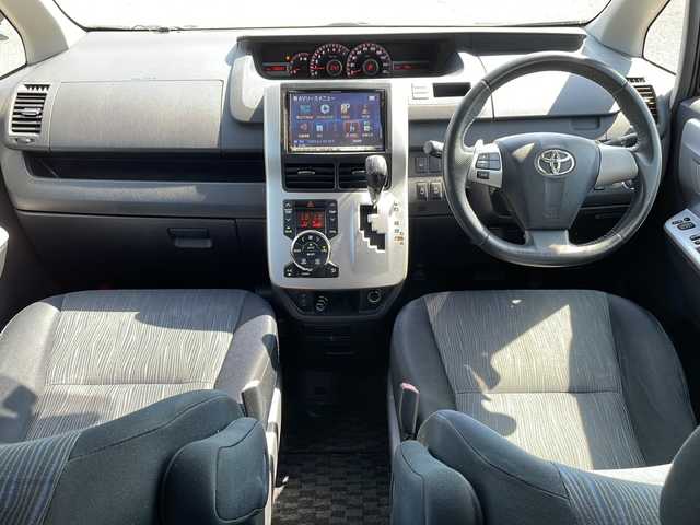 トヨタ ヴォクシー ZS 新潟県 2011(平23)年 13.6万km ブラック 4WD/社外HDDナビ(VIE-X088V)/CD/DVD/BT/フルセグテレビ/ミュージックサーバー/バックカメラ/ETC/ツインサンルーフ/両側パワースライドドア/シートヒーター /ステアリングスイッチ/パドルシフト/スマートキー/プッシュスタート/キセノンヘッドライト/オートライト/フォグランプ/社外18インチアルミホイール/純正16インチAW冬タイヤ車載