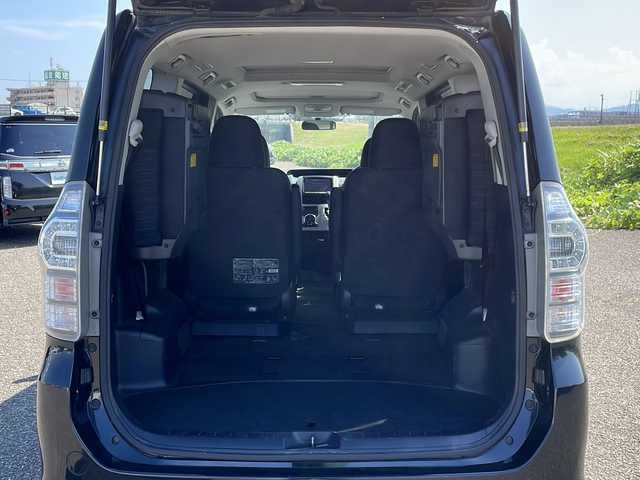 トヨタ ヴォクシー ZS 新潟県 2011(平23)年 13.6万km ブラック 4WD/社外HDDナビ(VIE-X088V)/CD/DVD/BT/フルセグテレビ/ミュージックサーバー/バックカメラ/ETC/ツインサンルーフ/両側パワースライドドア/シートヒーター /ステアリングスイッチ/パドルシフト/スマートキー/プッシュスタート/キセノンヘッドライト/オートライト/フォグランプ/社外18インチアルミホイール/純正16インチAW冬タイヤ車載