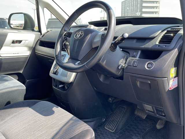 トヨタ ヴォクシー ZS 新潟県 2011(平23)年 13.6万km ブラック 4WD/社外HDDナビ(VIE-X088V)/CD/DVD/BT/フルセグテレビ/ミュージックサーバー/バックカメラ/ETC/ツインサンルーフ/両側パワースライドドア/シートヒーター /ステアリングスイッチ/パドルシフト/スマートキー/プッシュスタート/キセノンヘッドライト/オートライト/フォグランプ/社外18インチアルミホイール/純正16インチAW冬タイヤ車載