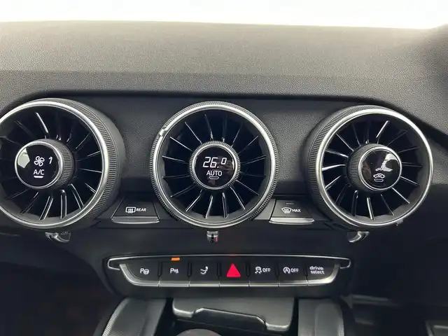 アウディ ＴＴクーペ 2．0 TFSI クワトロ 愛知県 2015(平27)年 4.2万km 白 純正ナビ/（Bluetooth/フルセグTV/CD/DVD/SD/USB）/バックカメラ/ドラレコ/ETC/パワーシート/クルコン/社外18インチAW/純正フロアマット/LEDヘッドライト/コーナーセンサー/パドルシフト/オートライト/プッシュスタート/ステアリングリモコン