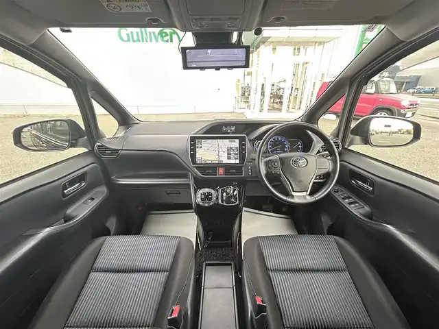 トヨタ ヴォクシー ハイブリッド ZS 煌Ⅱ 山形県 2016(平28)年 10.8万km ブラック 純正10インチナビ/FM/AM/フルセグ/Bluetooth/衝突軽減ブレーキ/車線逸脱防止/両側パワースライドア/純正バイザー/純正マット/LEDライト/フォグランプ/スペアキー/スマートキー/アルミ付きスタッドレスタイヤ積載