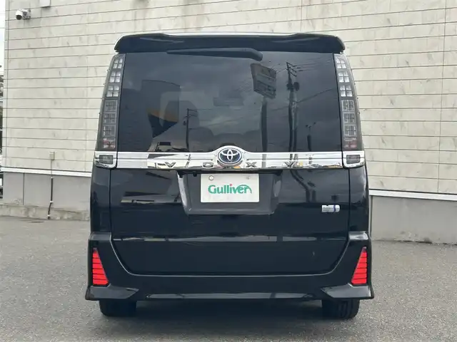 トヨタ ヴォクシー ハイブリッド ZS 煌Ⅱ 山形県 2016(平28)年 10.8万km ブラック 純正10インチナビ/FM/AM/フルセグ/Bluetooth/衝突軽減ブレーキ/車線逸脱防止/両側パワースライドア/純正バイザー/純正マット/LEDライト/フォグランプ/スペアキー/スマートキー/アルミ付きスタッドレスタイヤ積載