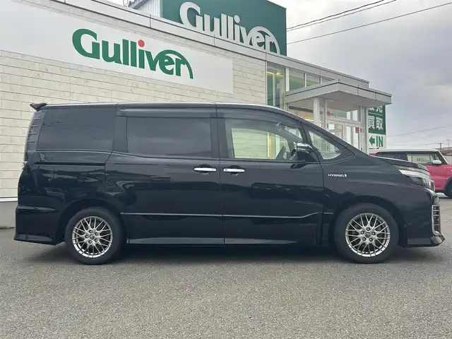 トヨタ ヴォクシー ハイブリッド ZS 煌Ⅱ 山形県 2016(平28)年 10.8万km ブラック 純正10インチナビ/FM/AM/フルセグ/Bluetooth/衝突軽減ブレーキ/車線逸脱防止/両側パワースライドア/純正バイザー/純正マット/LEDライト/フォグランプ/スペアキー/スマートキー/アルミ付きスタッドレスタイヤ積載