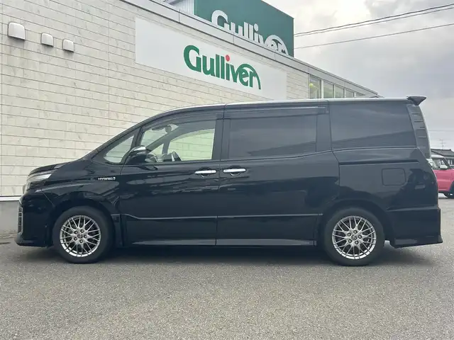 トヨタ ヴォクシー ハイブリッド ZS 煌Ⅱ 山形県 2016(平28)年 10.8万km ブラック 純正10インチナビ/FM/AM/フルセグ/Bluetooth/衝突軽減ブレーキ/車線逸脱防止/両側パワースライドア/純正バイザー/純正マット/LEDライト/フォグランプ/スペアキー/スマートキー/アルミ付きスタッドレスタイヤ積載