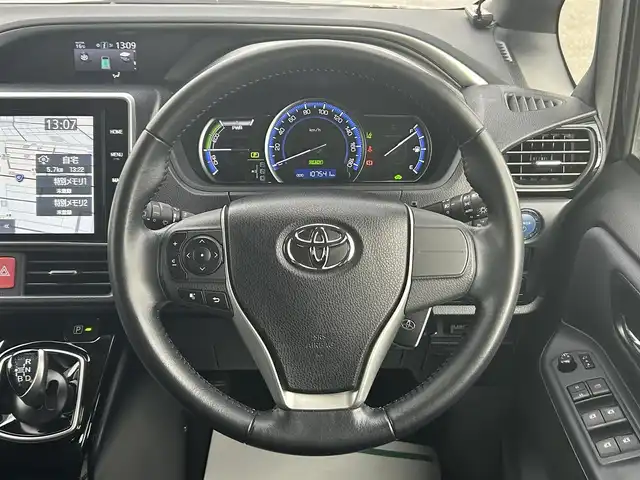 トヨタ ヴォクシー ハイブリッド ZS 煌Ⅱ 山形県 2016(平28)年 10.8万km ブラック 純正10インチナビ/FM/AM/フルセグ/Bluetooth/衝突軽減ブレーキ/車線逸脱防止/両側パワースライドア/純正バイザー/純正マット/LEDライト/フォグランプ/スペアキー/スマートキー/アルミ付きスタッドレスタイヤ積載