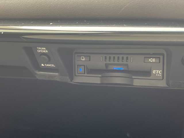 トヨタ クラウン ハイブリッド S Cパッケージ 沖縄県 2018(平30)年 5.5万km アルミナジェイドメタリック 純正ナビ　/(フルセグＴＶ　ＣＤ　ＤＶＤ　Bluetooth)　/全方位カメラ　/ＥＴＣ　/レーダークルーズコントロール　/ブラインドスポットモニター　/パドルシフト　/パワーシート　/ドライブレコーダー　/ＬＥＤヘッドライト/ステアリングヒーター/トヨタセーフティセンス/前後コーナーセンサー