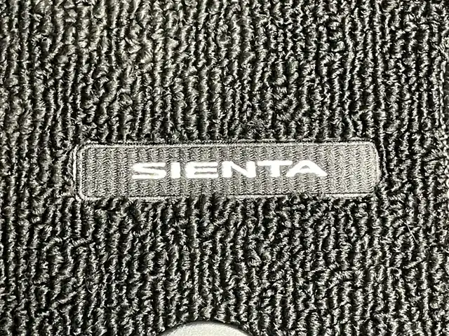 トヨタ シエンタ ファンベースG クエロ 愛知県 2021(令3)年 0.7万km ブラックマイカ/ベージュ 2トーン 社外ナビ/トヨタセーフティセンス/バックカメラ/両側パワースライドドア/LEDオートライト/フォグランプ/ETC/フルセグTV/DVD/ハーフレザーシート/オートマチックハイビーム/衝突被害軽減ブレーキ/純正アルミホイール/純正フロアマット/禁煙車