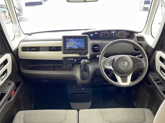 ホンダ Ｎ ＢＯＸ L 兵庫県 2021(令3)年 1万km プラチナホワイトパール ・社外ナビ（CN-RX06D）/CD/DVD/Blu-ray/TV/SD/Bluetooth/・バックカメラ/・助手席側パワースライドドア/・運転席&助手席シートヒーター/・左右独立式リアセンターアームレスト/・充電用USBジャック（急速充電対応タイプ2個付）/・ロールサンシェード（スライドドア両側）/・Honda SENSING/・衝突軽減ブレーキ/・誤発進抑制制御/・路外逸脱抑制システム/・アダプティブクルーズコントロール/・車線維持支援システム/・先行車発進おしらせ機能/・標識認識機能/・Hondaスマートキーシステム/・フルLEDヘッドライト/・クリアランスソナー/・ECONモード/・フロアマット/・プッシュスタート/・電動格納ミラー/・横滑り防止装置/・ヘッドライトレベライザー/・ドアバイザー/・プッシュスタート/・取扱説明書/・保証書/・スペアキー