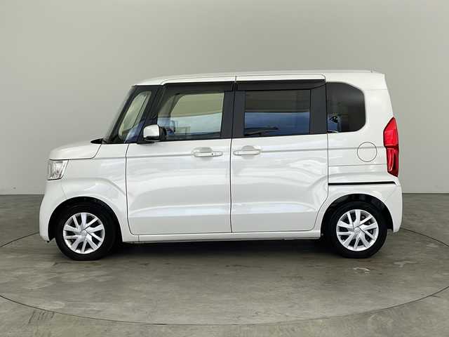 ホンダ Ｎ ＢＯＸ L 兵庫県 2021(令3)年 1万km プラチナホワイトパール ・社外ナビ（CN-RX06D）/CD/DVD/Blu-ray/TV/SD/Bluetooth/・バックカメラ/・助手席側パワースライドドア/・運転席&助手席シートヒーター/・左右独立式リアセンターアームレスト/・充電用USBジャック（急速充電対応タイプ2個付）/・ロールサンシェード（スライドドア両側）/・Honda SENSING/・衝突軽減ブレーキ/・誤発進抑制制御/・路外逸脱抑制システム/・アダプティブクルーズコントロール/・車線維持支援システム/・先行車発進おしらせ機能/・標識認識機能/・Hondaスマートキーシステム/・フルLEDヘッドライト/・クリアランスソナー/・ECONモード/・フロアマット/・プッシュスタート/・電動格納ミラー/・横滑り防止装置/・ヘッドライトレベライザー/・ドアバイザー/・プッシュスタート/・取扱説明書/・保証書/・スペアキー