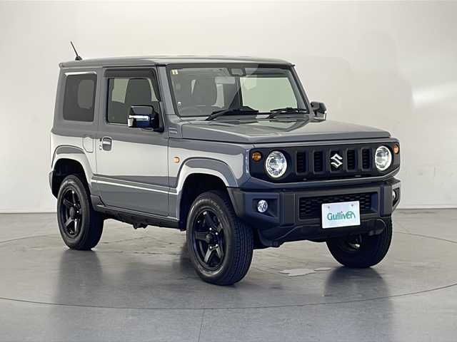 スズキ ジムニー XC 長野県 2023(令5)年 1.5万km ミディアムグレー ・ワンオーナー/・スズキ純正ディスプレイオーディオ/・CD/DVD/Bluetooth/ipod/Aux/・AM、FM/・シートヒーターD＋N席/・バックカメラ/・アイドリングストップ/・クルーズコントロール/・レーンキープアシスト/・ダウンヒルアシストコントロール/・LEDヘッドライト/・純正フロアマット/・電動格納ミラー/・ウィンカーミラー/・フォグライト/・オートライト/・ＥＴＣ/・ＵＳＢ入力端子/・衝突軽減システム/・横滑り防止装置/・スマートキー/・スペアキー×１/・ドアバイザー/・純正ホイール付き夏タイヤ積込